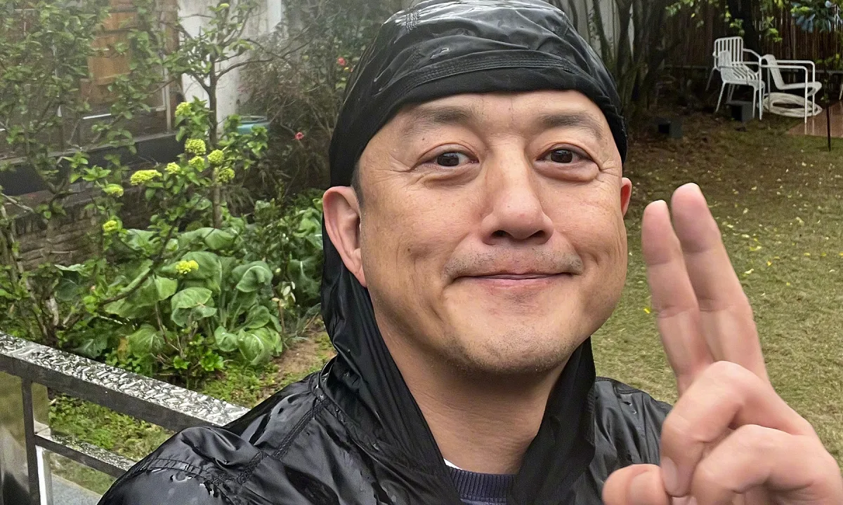 Mẹ 83 tuổi lái xe đón Lý Á Bằng về nhà